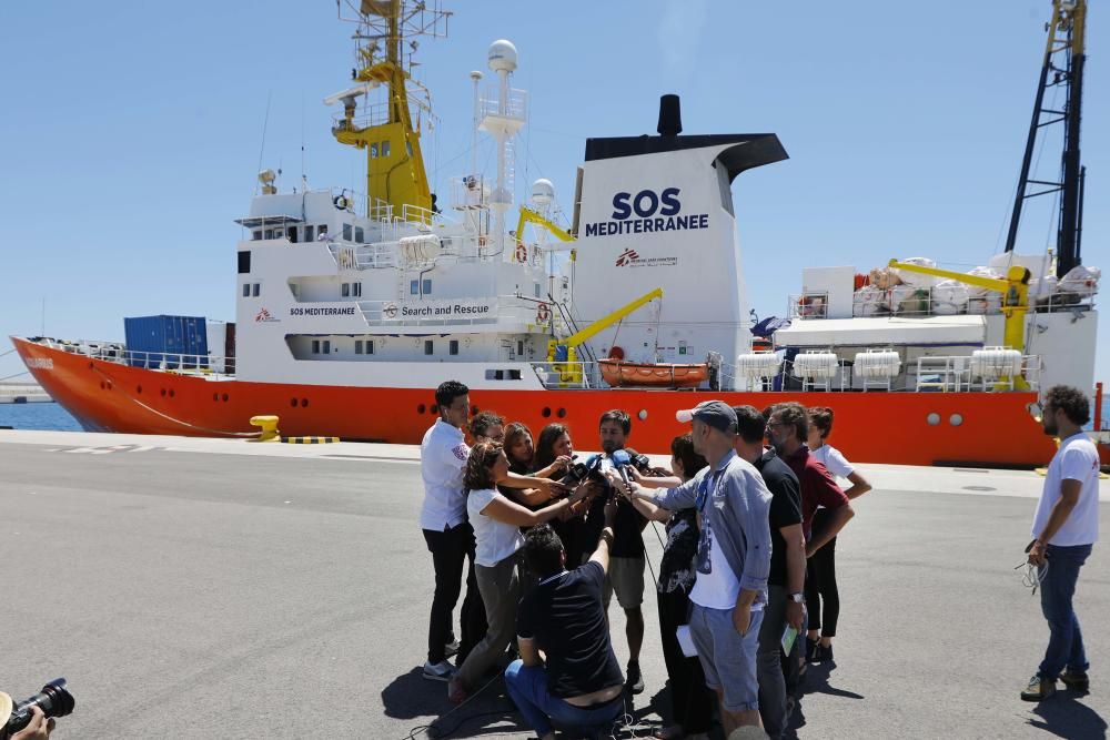 El 'Aquarius' abandona València para seguir con su labor humanitaria