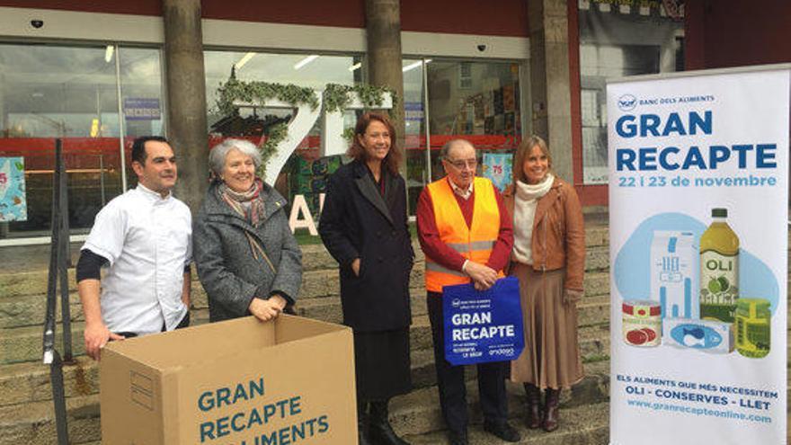 Foto dels organitzadors del Gran Recapte amb l&#039;alcaldessa de Girona, Marta Madrenas.