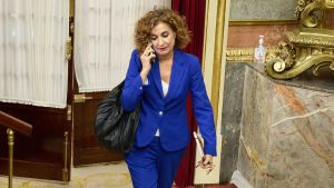 La vicepresidenta primera y ministra de Hacienda, María Jesús Montero, en un pasillo del Congreso.