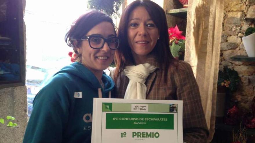 La ganadora, Isabel López, de la Floristería Carmiña, con Costa, en la entrega del diploma del concurso.