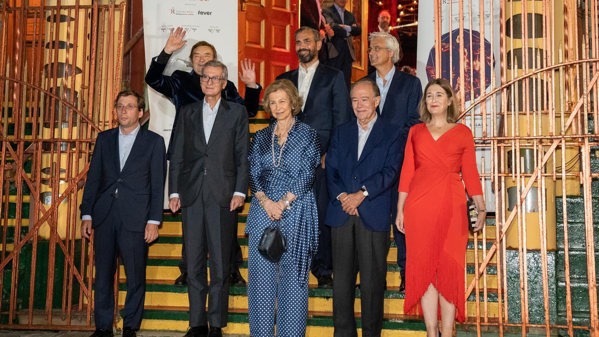 La reina Sofía acude a la sinagoga de Ángel Orensanz, que saluda con la mano.