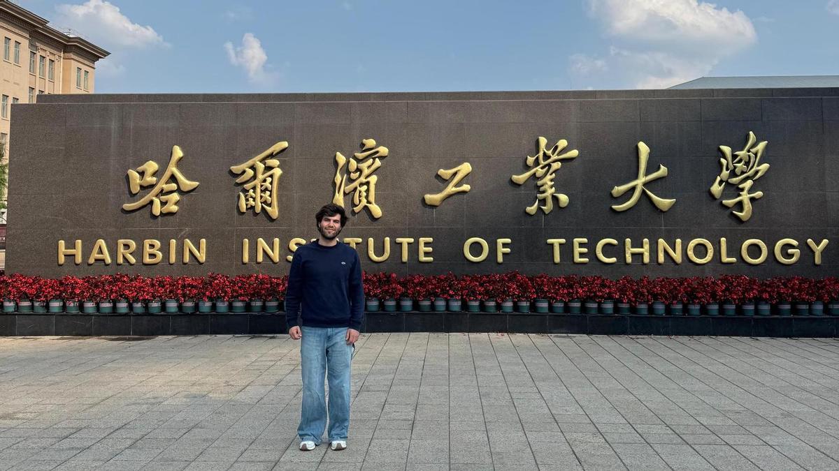 El ingeniero informático vigués Adrián Vázquez Verísimo, durante su estancia en el Harbin Institute of Technology.
