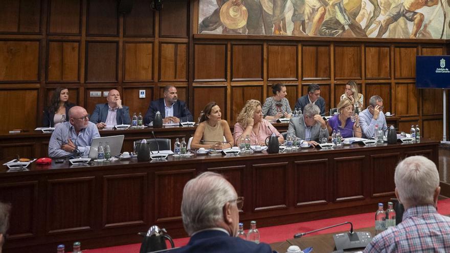 Bancada de los grupos de la oposición en el Cabildo de Gran Canaria.     | DAVID DELFOUR