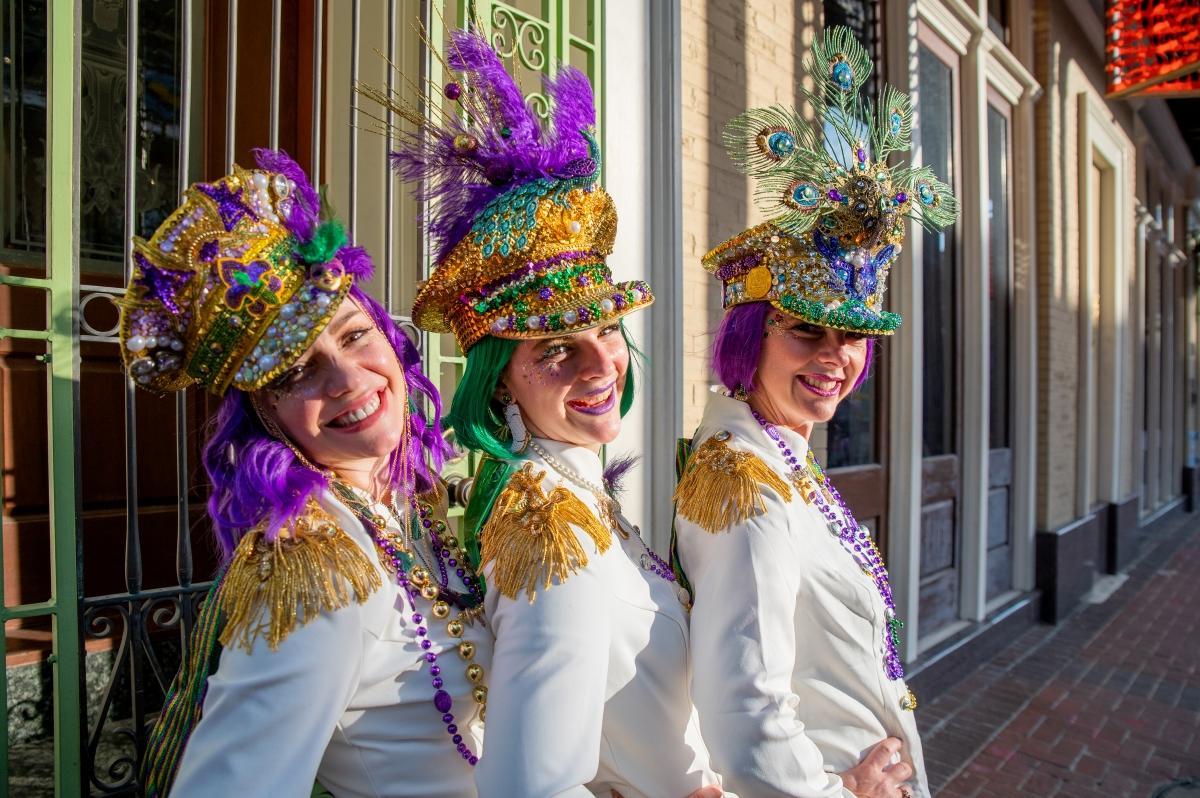 Los colores típicos del Mardi Gras en Nueva Orleans son el verde, violeta, y dorado.