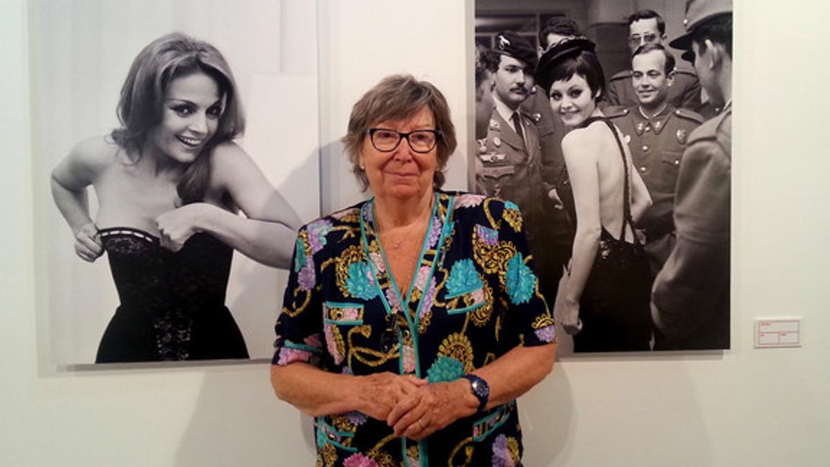 Joana Biarnés junto a dos de sus fotografías expuestas en la Sala Muncunill de Terrassa