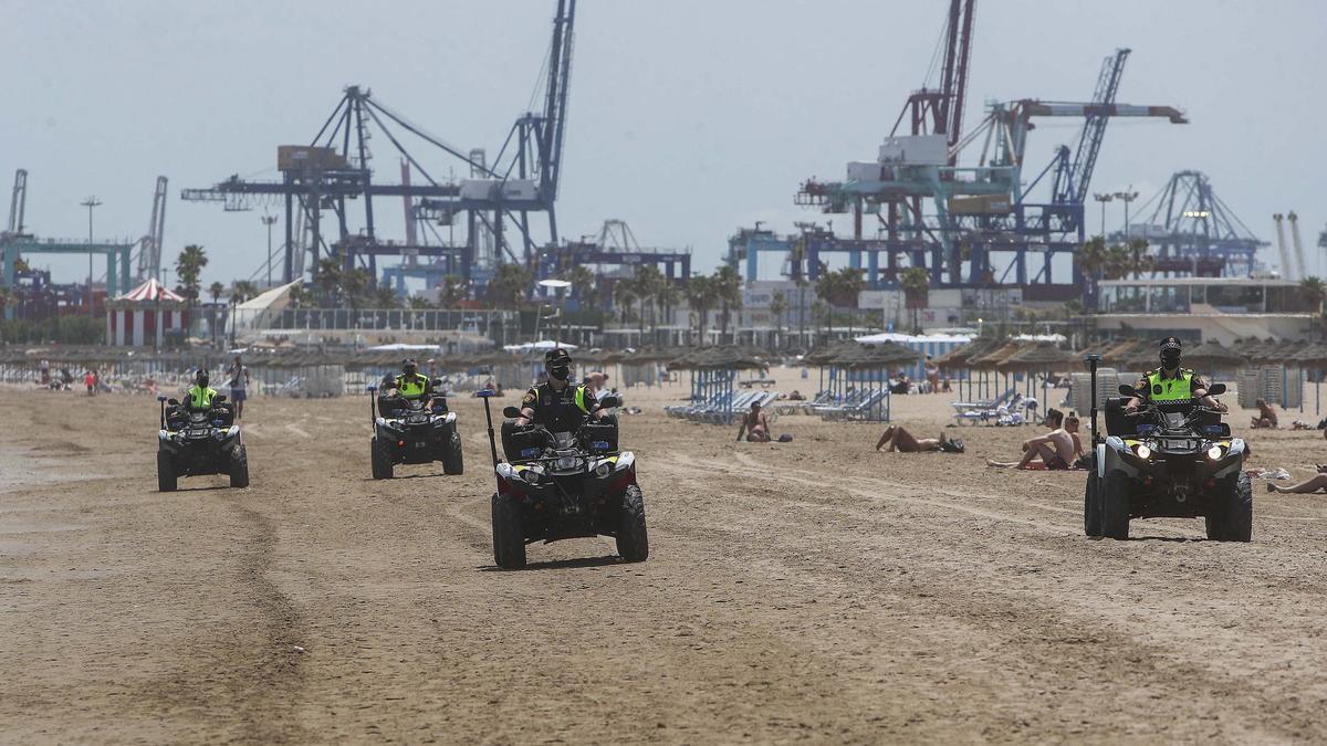 Dispositivo de la Policía Local en la playa de la Malva-rosa.