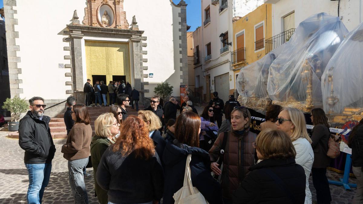 Concentración de mujeres a la puerta de la cofradía de Sagunt