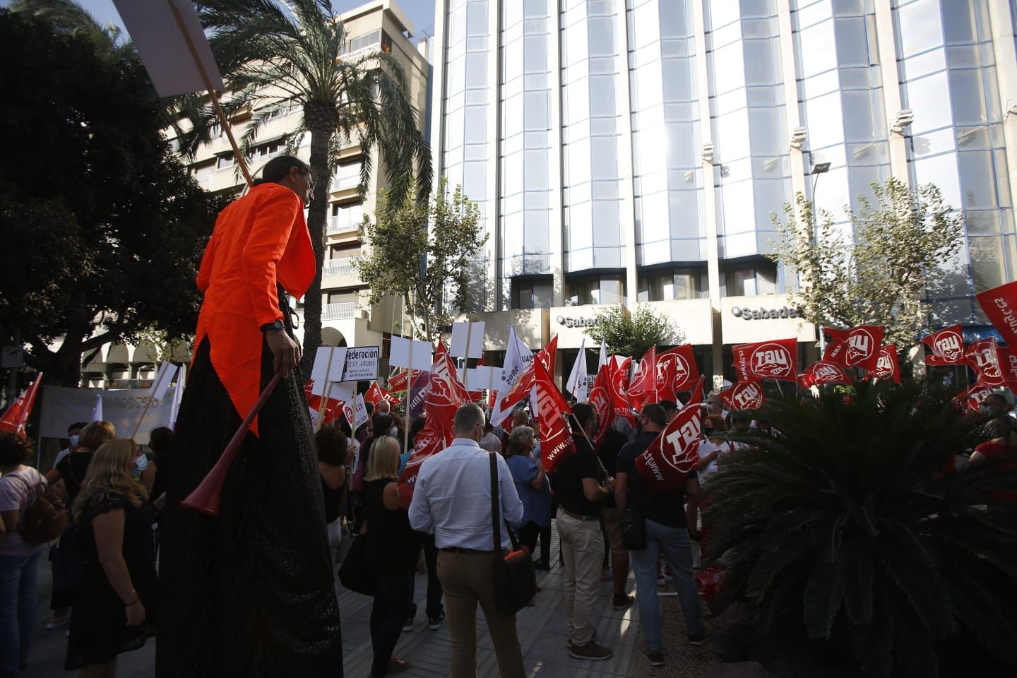 Protesta de los trabajadores del Sabadell contra el ERE frente a la sede del banco en Alicante