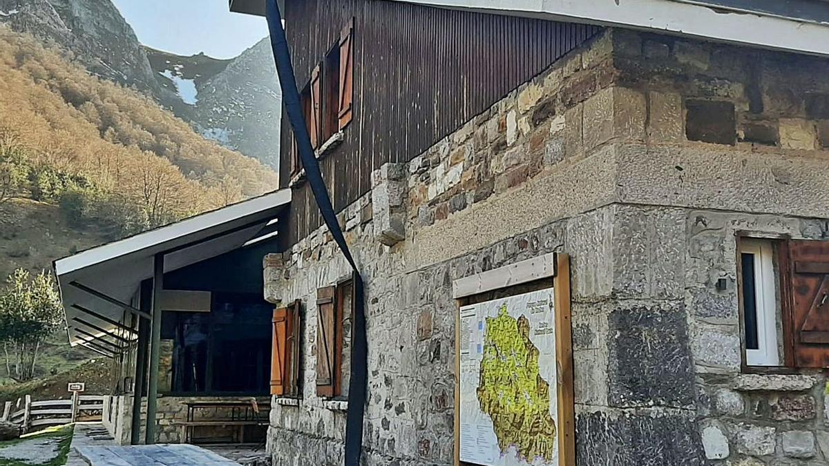 El refugio de Brañagallones, tras sufrir los últimos daños en la cubierta.