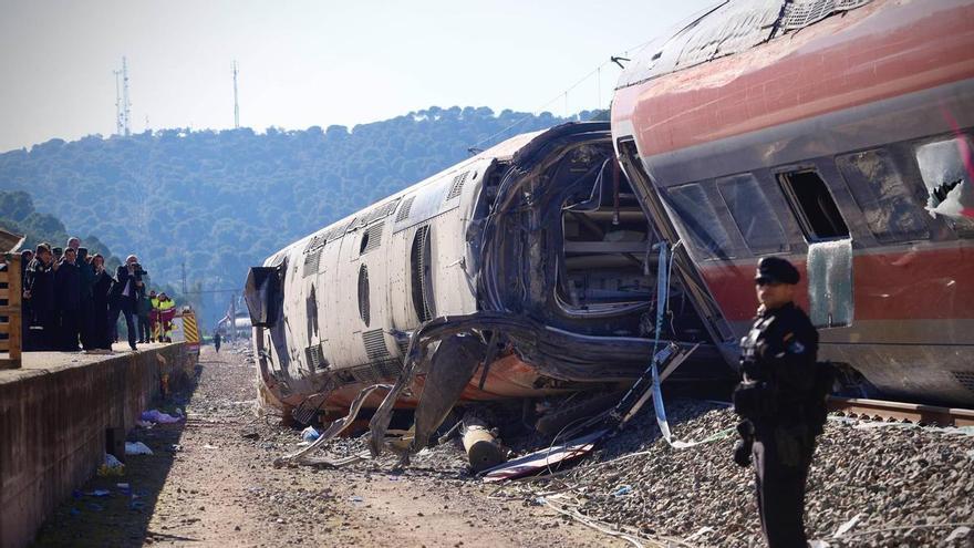 Así trabajan los equipos de emergencia para rescatar a los pasajeros atrapados en el tren descarrilado en Barcelona