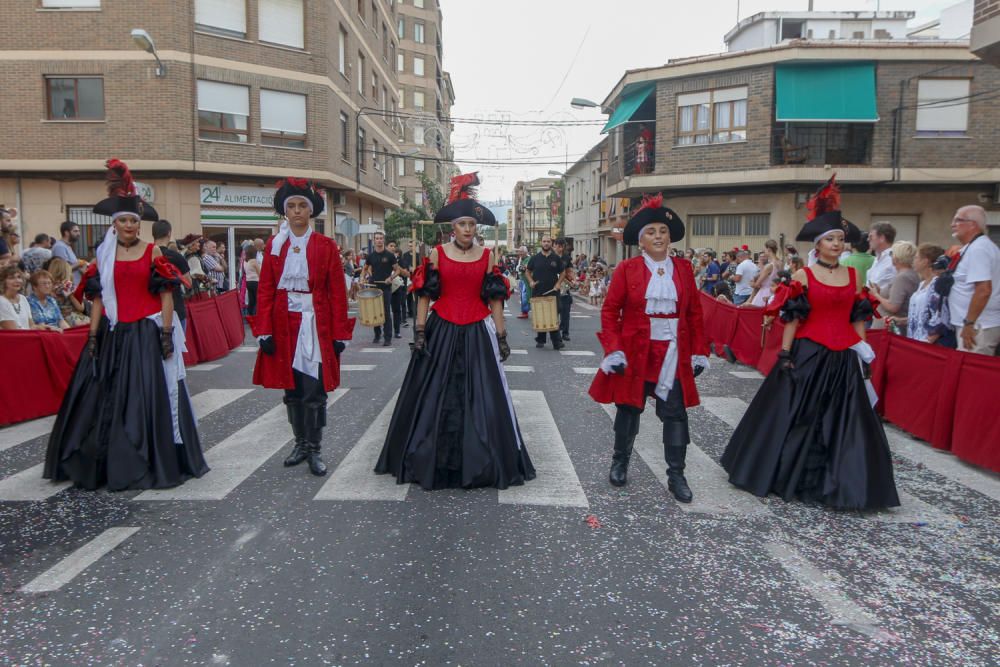 Más de 2.000 festeros participan en una vistosa Entrada de Moros y Cristianos que consigue llenar de público todas las calles de la capital de la Foia