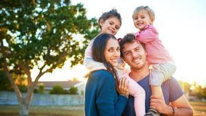 Retrato de una familia feliz que se une al aire libre