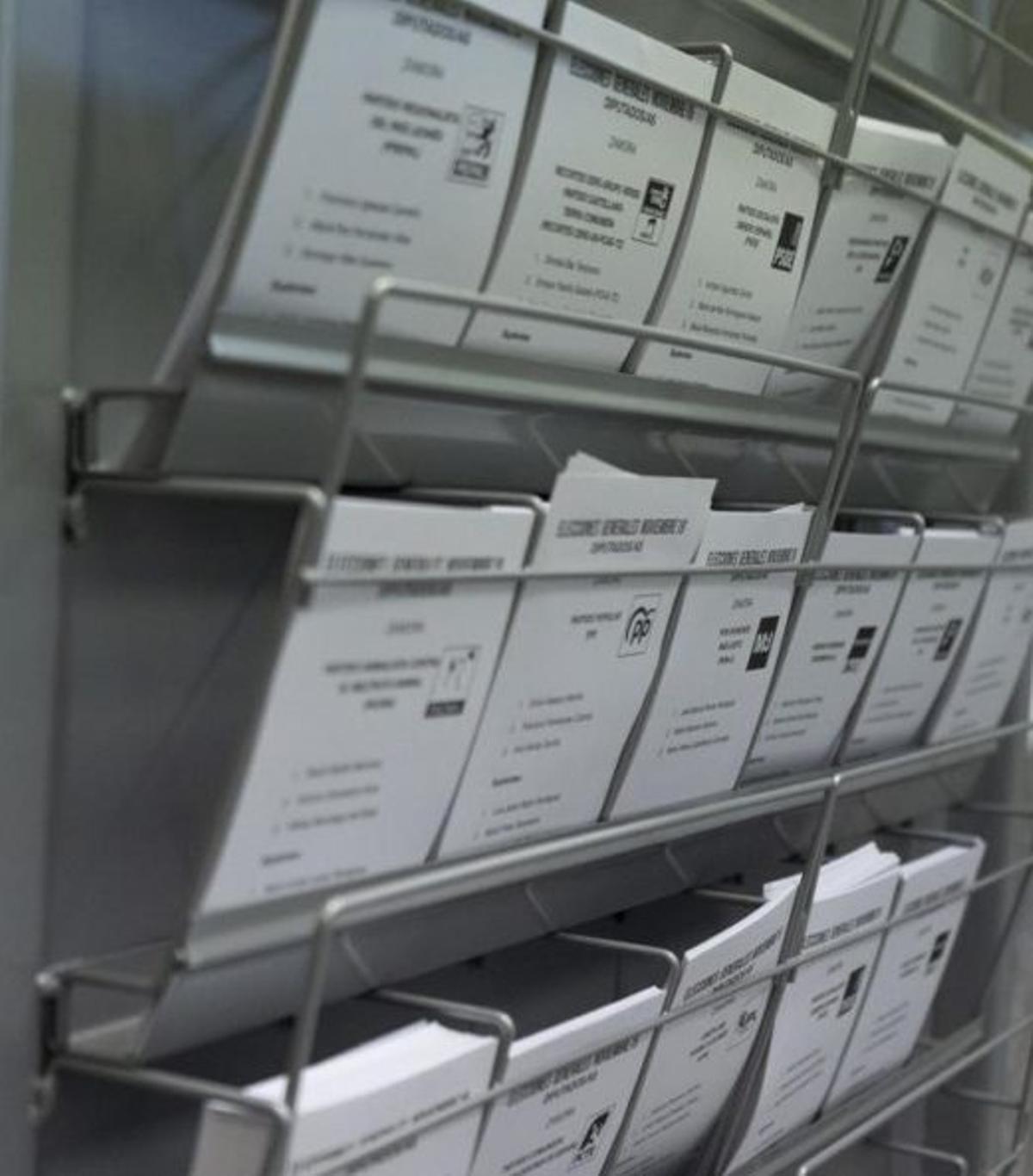 Papeletas electorales en una cabina de votación de unas elecciones anteriores. | J. L. F. (ARCHIVO)