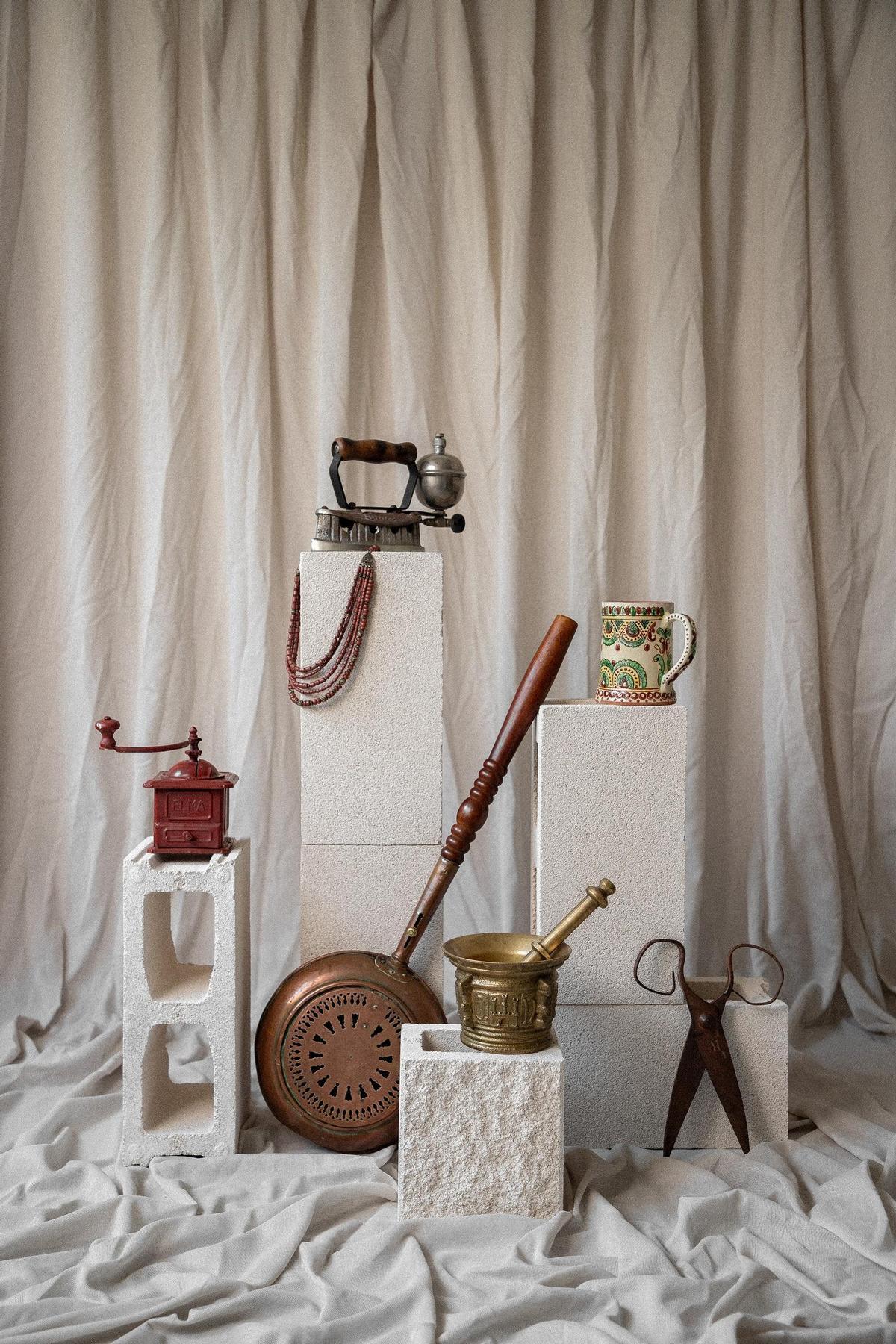 Conjunto de objetos, a modo de bodegón, en el museo.