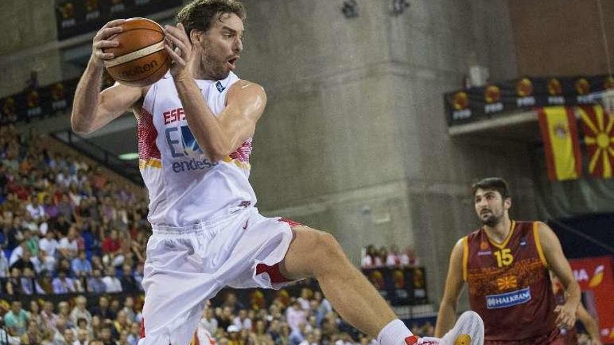 Pau Gasol captura un rebote durante el partido. // Efe