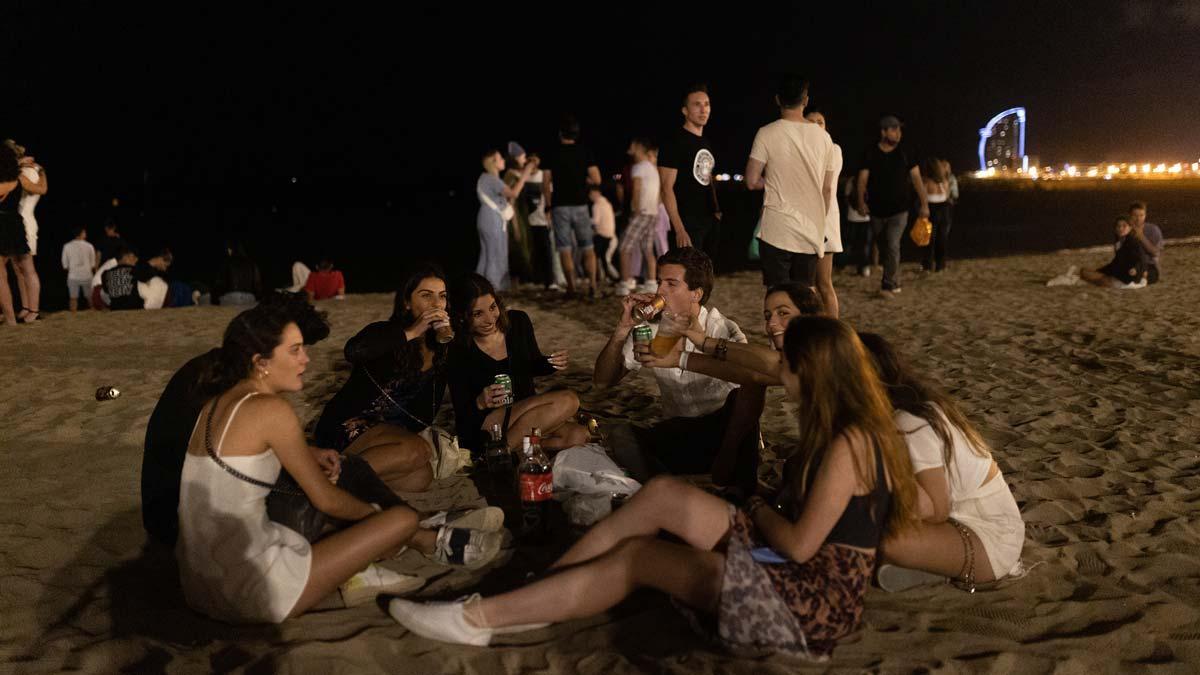 Un grupo hace botellón en la playa del Somorrostro, tras el cierre de los establecimientos de ocio nocturno en Barcelona
