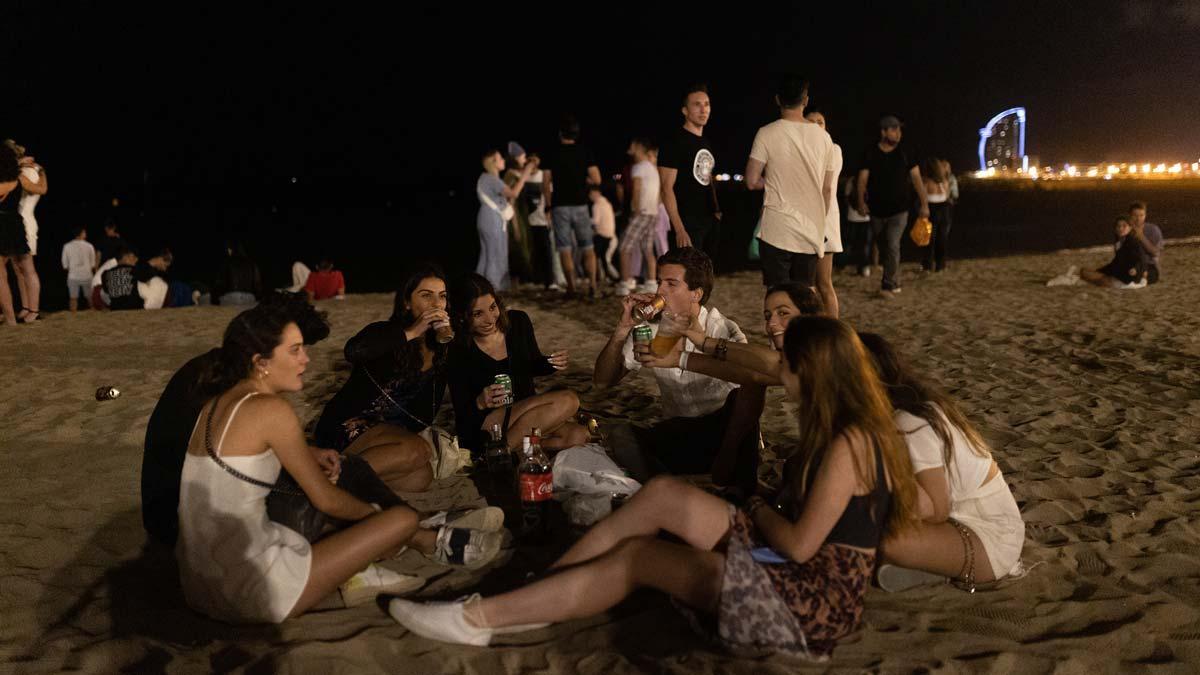 Las playas de Barcelona se llenan en la primera noche de nuevas  restricciones - El Periódico