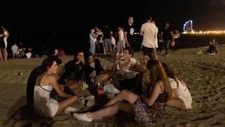 Las playas de Barcelona se llenan en la primera noche de nuevas restricciones