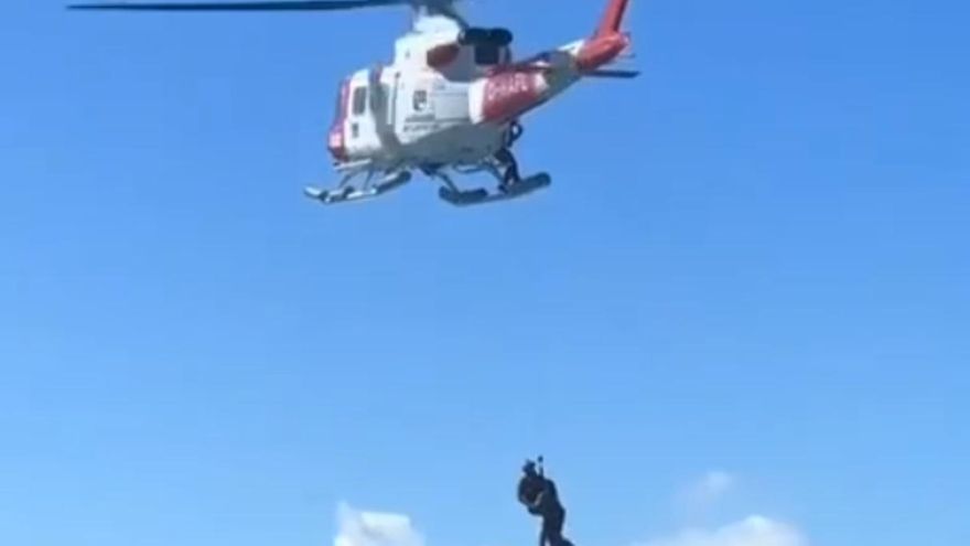 Dos bañistas en apuros son rescatados por un helicóptero en Tenerife