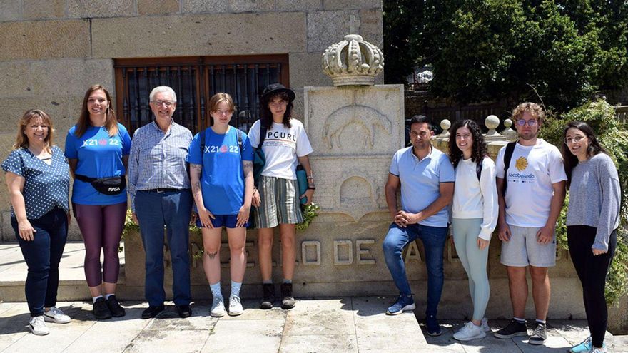 Los voluntarios fueron recibidos ayer en el Concello de Valga. | // FDV