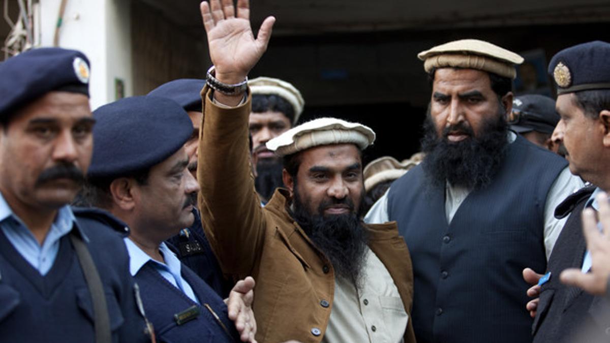 Policías paquistanís escortan a Lakhvi tras su liberación en Islamabad.