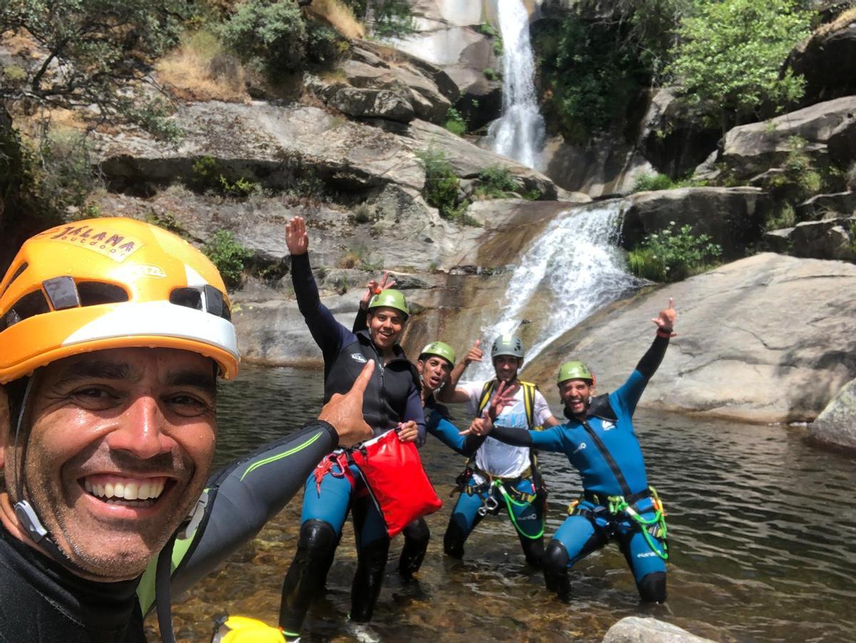Franciso Javier Zamarreño junto a turistas en una garganta natural extremeña.