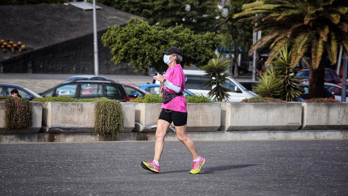 Una vecina de Tenerife hace deporte con mascarilla en una calle de la Isla.