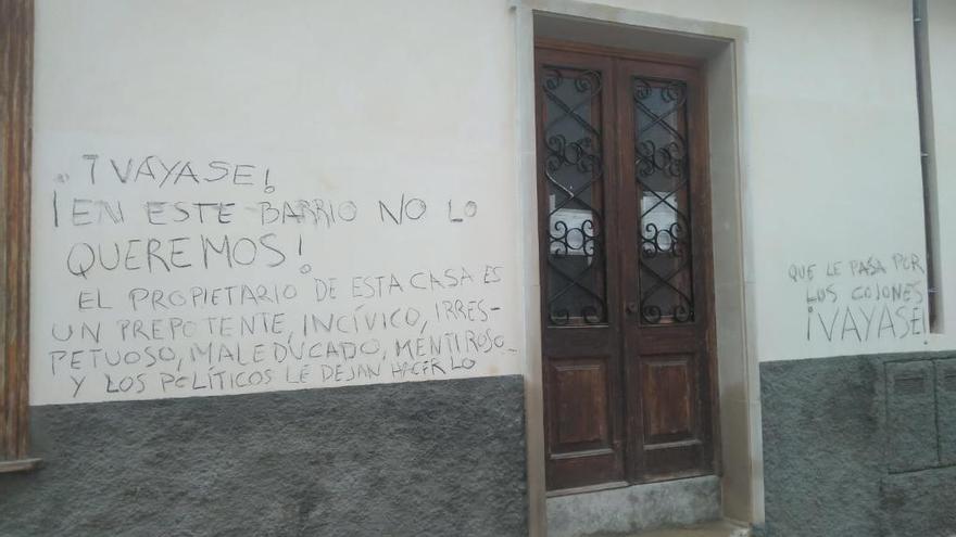 Pintadas contra el nuevo porpietario