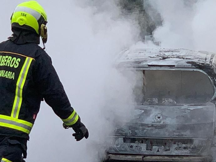 Incendio de un coche en la GC-15