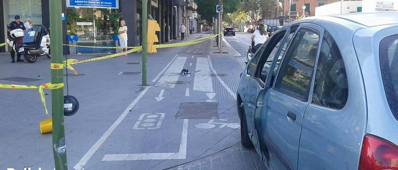 Semáforos de la calle Jacint Verdaguer afectados por el impacto de un coche.