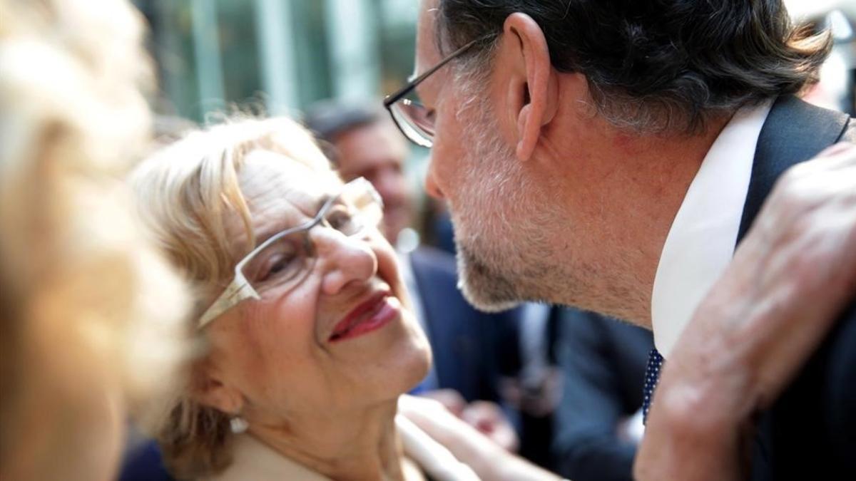 Mariano Rajoy saluda a la alcaldesa de Madrid, Manuela Carmena, en el acto oficial de la festividad del 2 de Mayo.