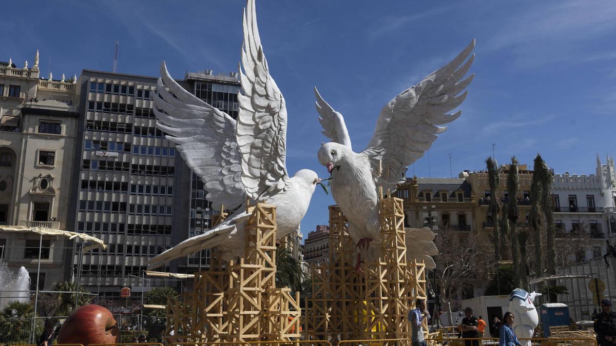 Falla municipal del año 2024 en la plaza del Ayuntamiento de València.