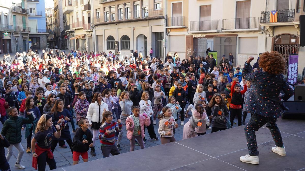 Final de festa amb Manel Justícia en l'acte institucional celebrat a la plaça Major de Manresa del Dia Internacional dels Drets dels Infants