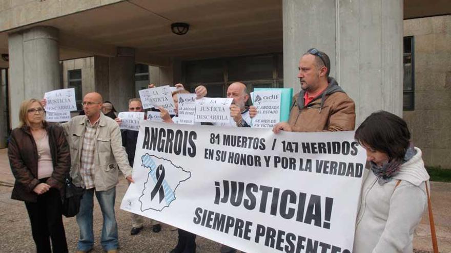 Víctimas del Alvia concentrados frente a los juzgados de Santiago.