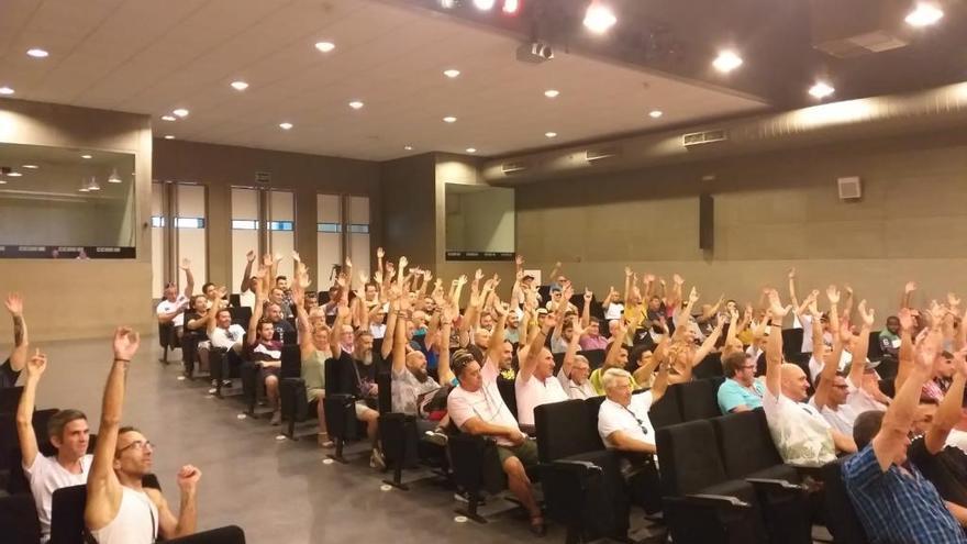 Una asamblea de trabajadores aprobó este martes ir a la huelga.