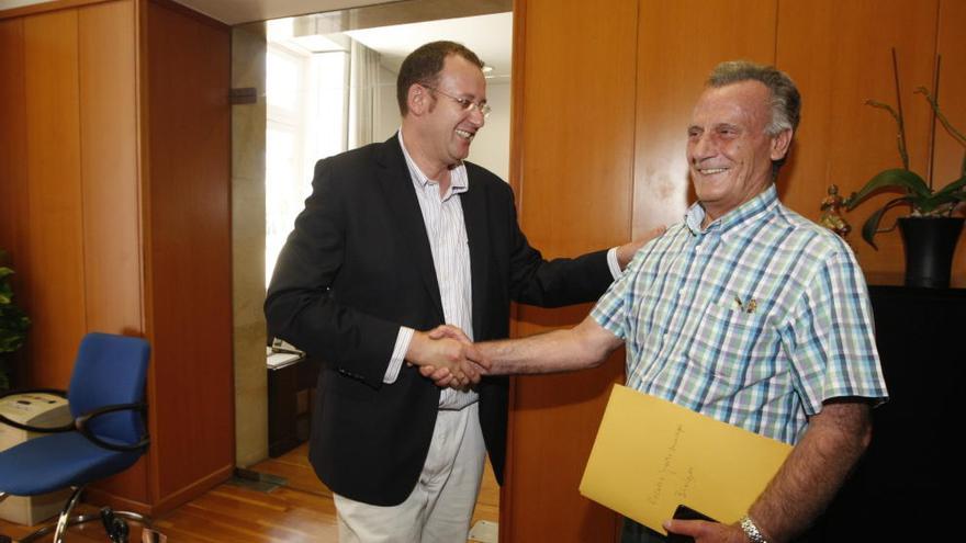 Guillén saludaba ayer al que había sido alcalde de Beniajan