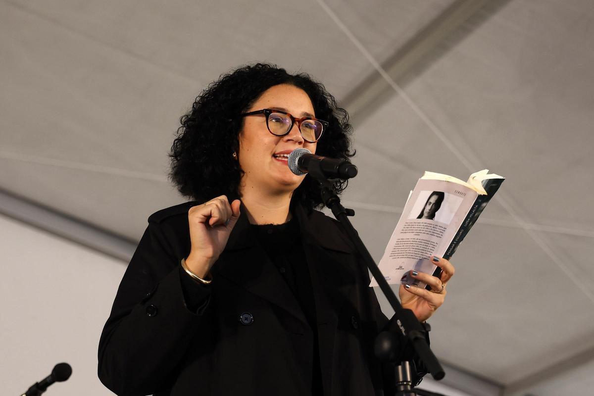 Cyntia Menéndez lee un poema de Luísa Villalta.