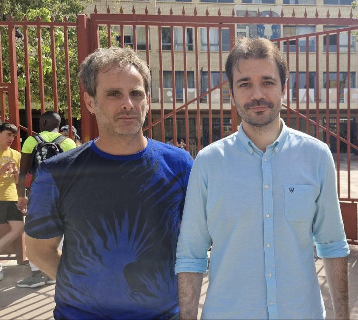 El secretario de organización de Podemos Región de Murcia, Ángel Luis Hernández (i), junto al diputado nacional de Podemos en la Región de Murcia, Javier Sánchez Serna.