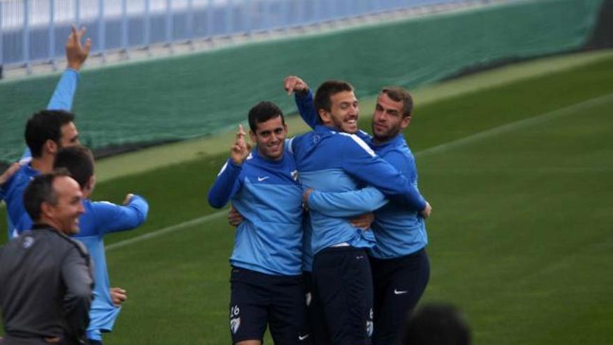 La plantilla del Málaga se ejercitó ayer en La Rosaleda con un buen ambiente.