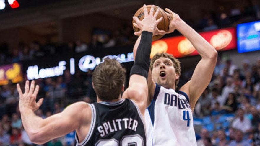 Dirk Nowitzki, de los Dallas, lanza a canasta.