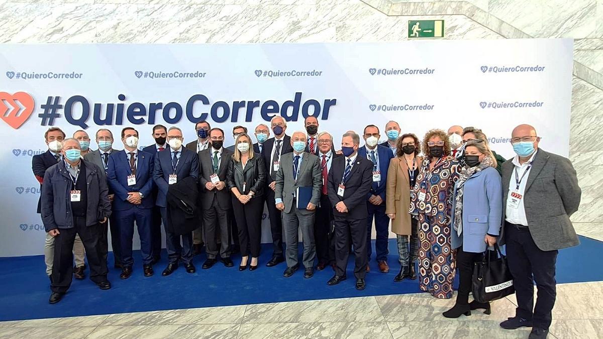 La representación andaluza en favor del Corredor, en el acto celebrado este jueves en Madrid.