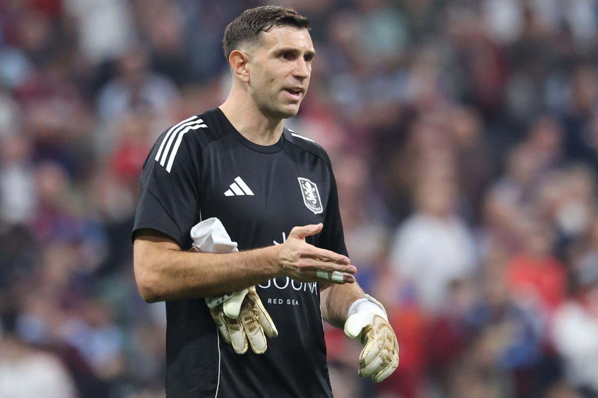 ISTANBUL (Turkey), 20/05/2026.- Goalkeeper Emiliano Martinez of Aston Villa warms up before the UEFA Europa League final between SC Freiburg and Aston Villa in Istanbul, Turkey, 20 May 2026. (Turquía, Estanbul) EFE/EPA/GEORGI LICOVSKI