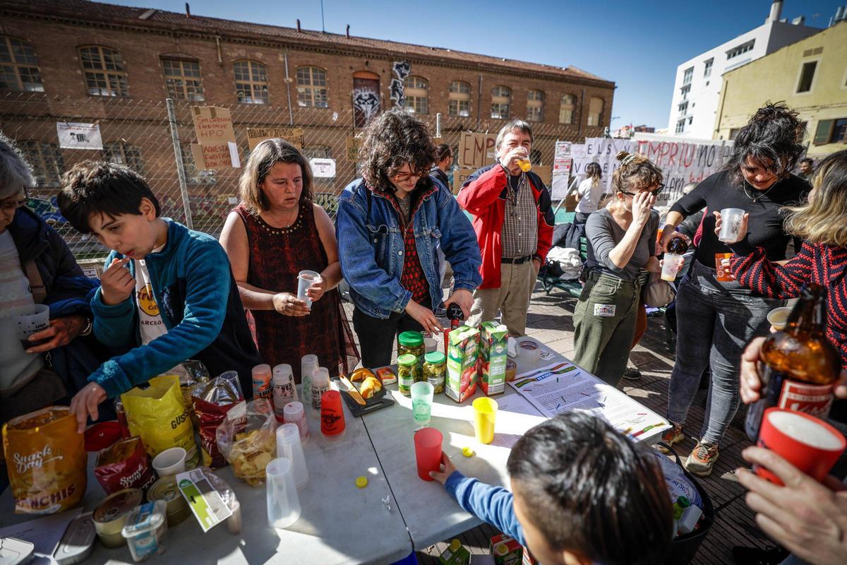 Concentración de los futuros vecinos de un bloque de viviendas de alquiler asequible pendientes de construir sobre un jardín de La Bordeta