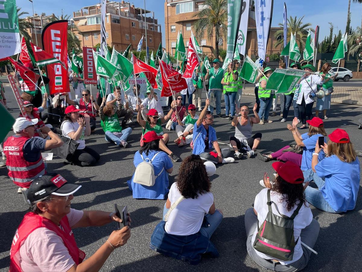 Sentada en la Avenida de la Palmera en contra del cierre de la UCI del Hospital Doctor Muñoz Cariñanos