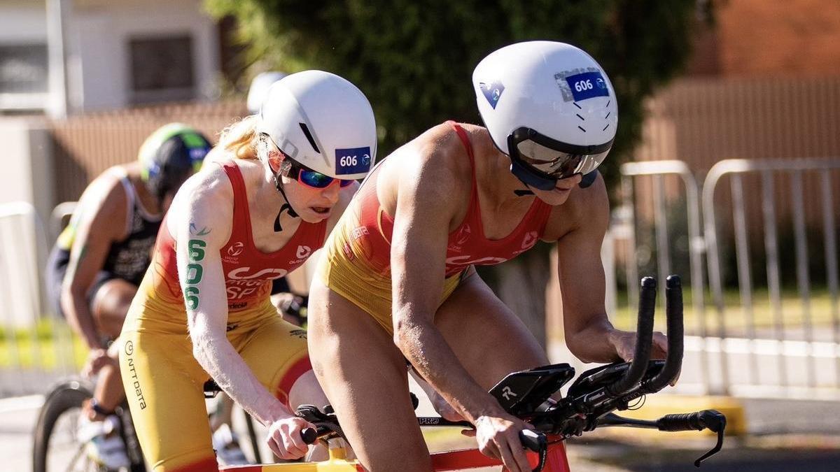 Susana Rodríguez y Sara Pérez, durante el segmento de bicicleta.