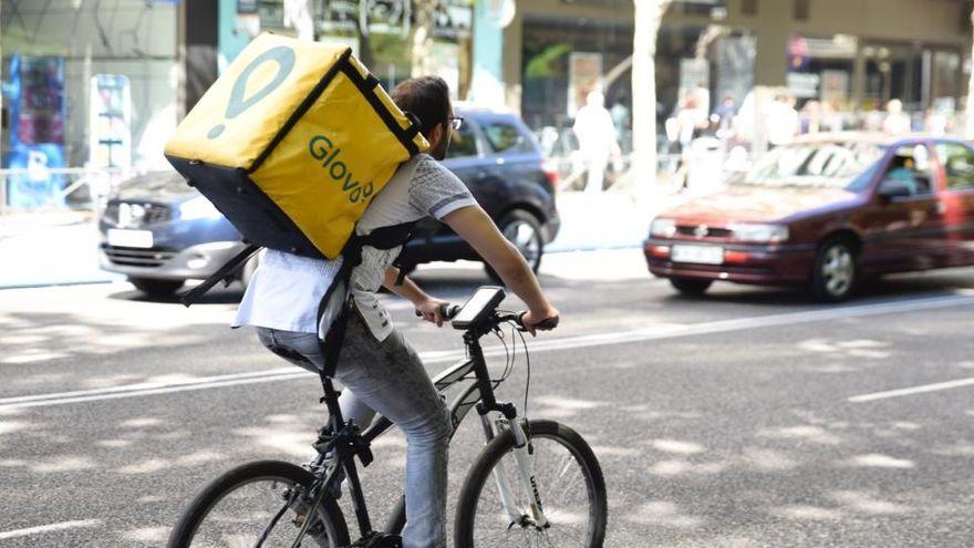 Los repartidores de Canarias protestan ante la aprobación &quot;inminente y sin acuerdo&quot; de la ley &#039;rider&#039;