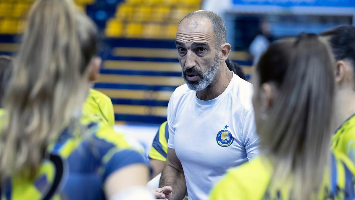 Marcos Dreyer da instrucciones a sus jugadoras en el choque del Hidramar Gran Canaria ante el Cajasol