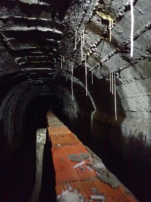 El túnel de A Pasaxe, un surtidor de agua bajo Valladares