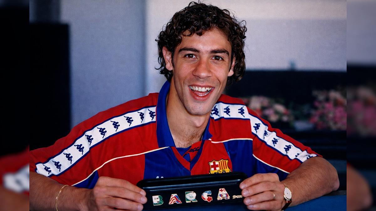 Rui Costa posa con la camiseta del Barça y la colección de los pins de SPORT
