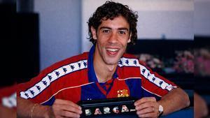 Rui Costa posa con la camiseta del Barça y la colección de los pins de SPORT